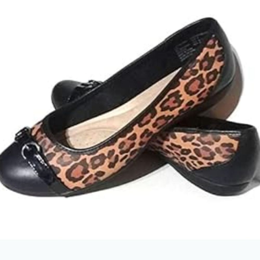 BRAND NEW TIME AND TRU WOMEN'S BUCKLE TOE LEOPARD FLAT G1